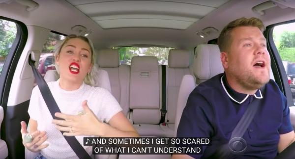 Miley Cyrus上「Carpool Karaoke」！大唱代表作兼曬招牌長脷