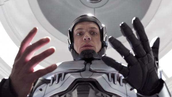 《碳變》將腦袋備份植入新身體 Netflix科幻犯罪新戲
