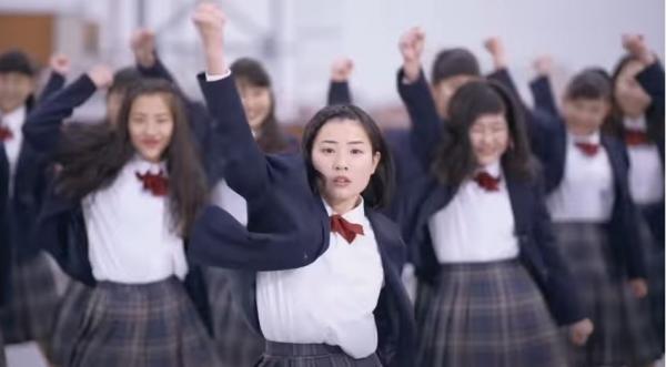 日本登美丘女高中生搣甩大媽形象 著校服青春跳《大娛樂家》