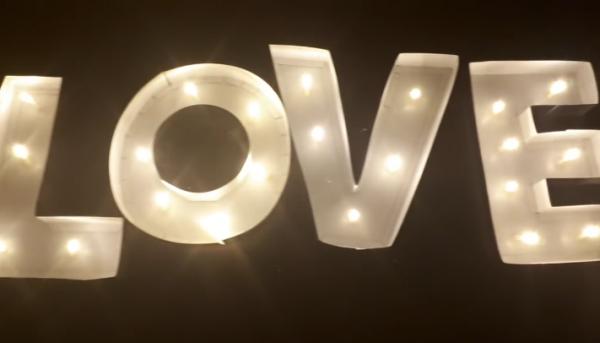 簡單材料DIY浪漫字母燈 自己都整到夢幻家居裝飾！