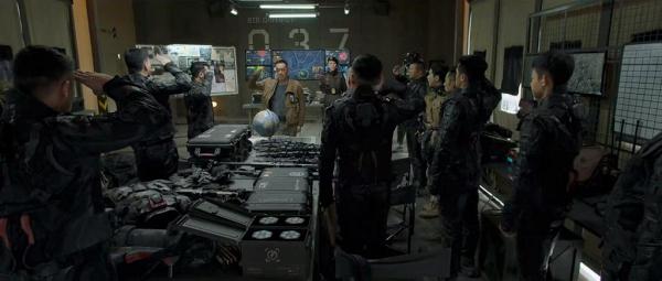 明日戰記｜等足4年終於上映！香港影史最大規模科幻片 古天樂、劉青雲穿40磅裝甲打變種食人花
