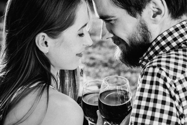 一個人自私飲會破壞關係 研究：情侶一齊飲酒 感情會更好