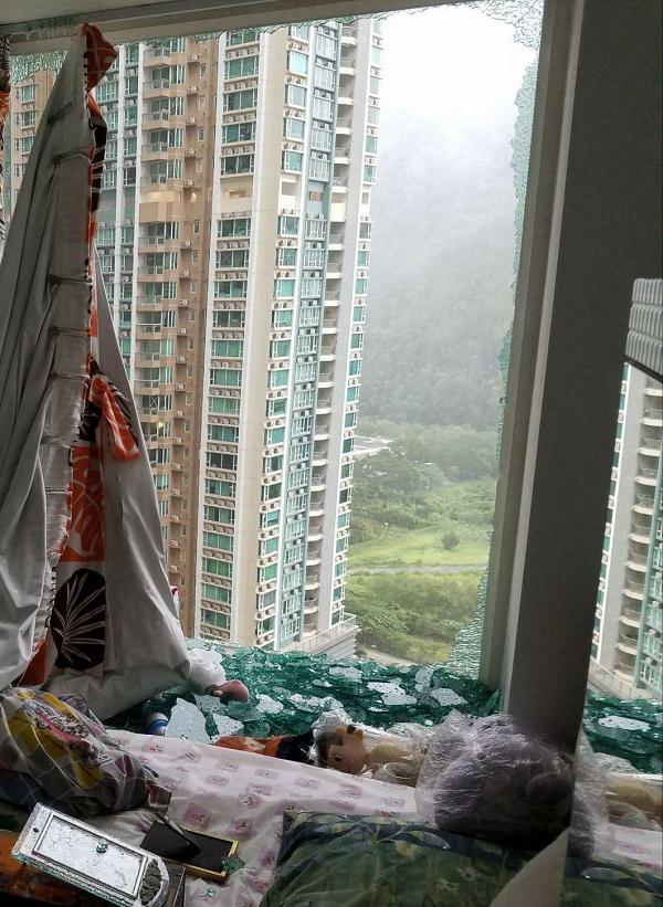 【颱風山竹】颶風級數吹襲威力強勁 寫字樓窗戶玻璃全爆地盤棚架倒塌