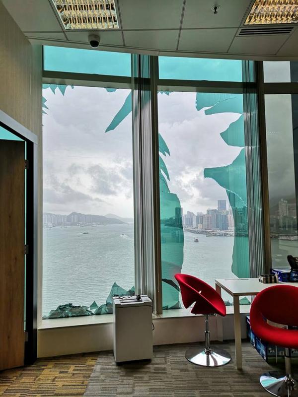 【颱風山竹】紅磡海濱廣場辦公室損毀極嚴重　網民：返到工未必做到嘢