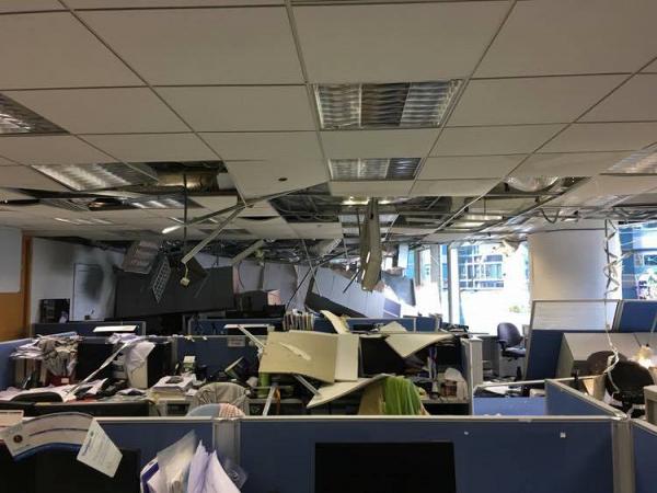 【颱風山竹】紅磡海濱廣場辦公室損毀極嚴重　網民：返到工未必做到嘢