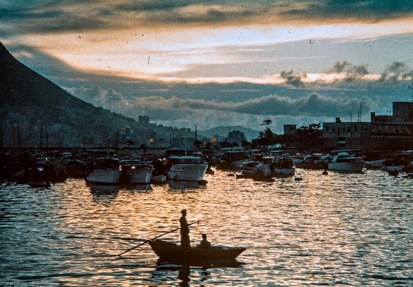 外國遊客記錄舊時代光影 超靚60年代香港夜景！