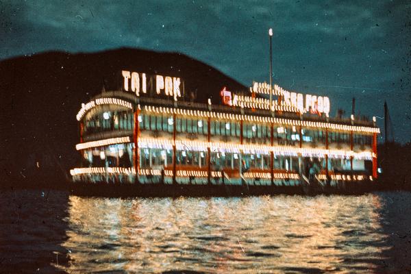 外國遊客記錄舊時代光影 超靚60年代香港夜景！