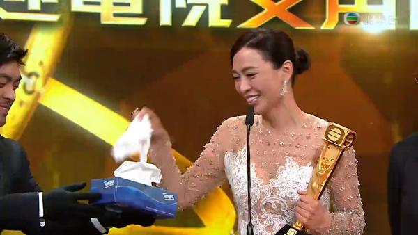 【萬千星輝頒獎典禮2018】TVB賣廣告手法層出不窮 森美扮喊即遞出紙巾