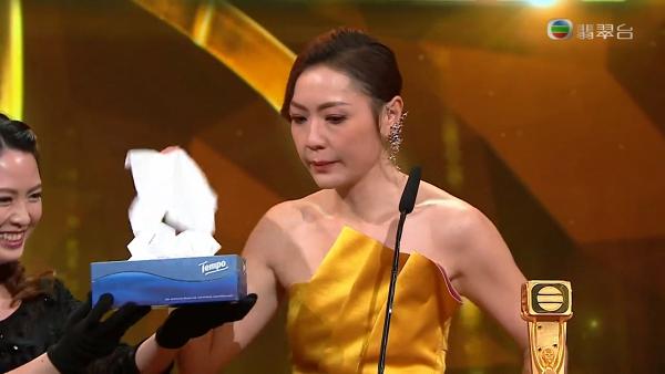 【萬千星輝頒獎典禮2018】TVB賣廣告手法層出不窮 森美扮喊即遞出紙巾