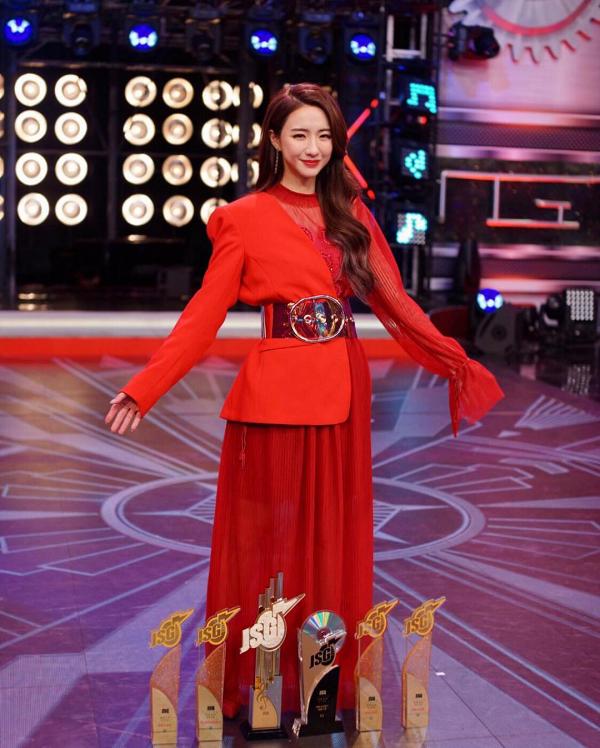 菊梓喬奪最受歡迎女歌星　吳若希表現意外亢奮大笑13秒耐人尋味