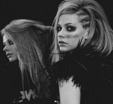 完美駕馭搖滾及清新兩種風格！網民回帶Avril Lavigne淡妝照 大讚似仙女下凡