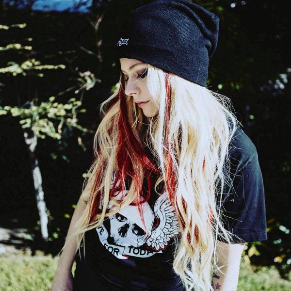 完美駕馭搖滾及清新兩種風格！網民回帶Avril Lavigne淡妝照 大讚似仙女下凡