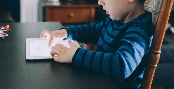 每玩30分鐘增加49%語言發展遲緩風險 過度使用電子產品阻礙兒童腦部發展
