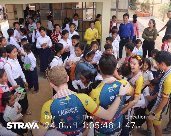 麥明詩完成26日慈善單車之旅 難忘柬埔寨兒童熱烈迎接感動流淚