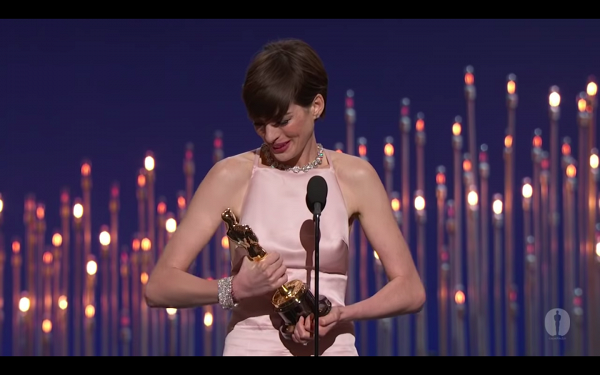 當年憑《孤星淚》登事業高峰卻內心痛苦 Anne Hathaway:領獎時假裝自己很高興 