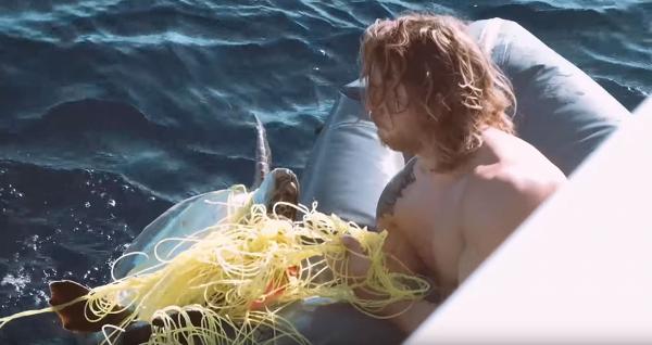 剪去尼龍繩助4隻被垃圾纏繞海龜重獲自由 暖男水手：這是我的責任！