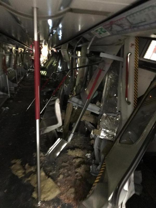 港鐵凌晨測試新信號發生罕見意外 中環站與金鐘站兩部列車相撞嚴重損毀