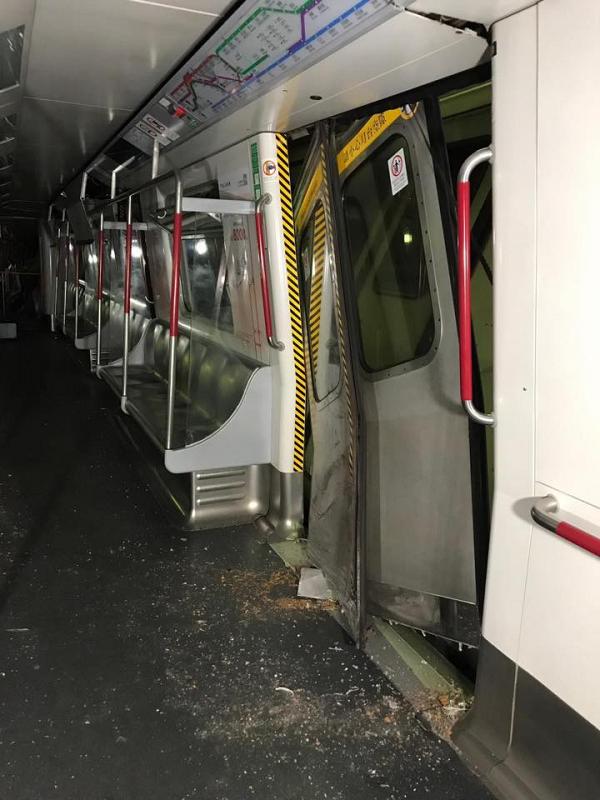 港鐵凌晨測試新信號發生罕見意外 中環站與金鐘站兩部列車相撞嚴重損毀