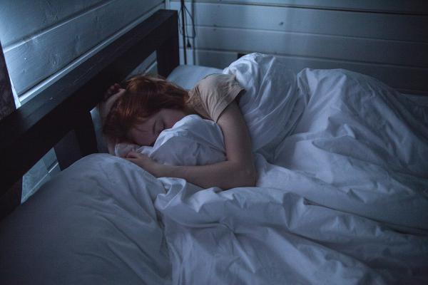 瞓得少個樣真係會嚇走人！研究：睡眠不足會變得更令人討厭