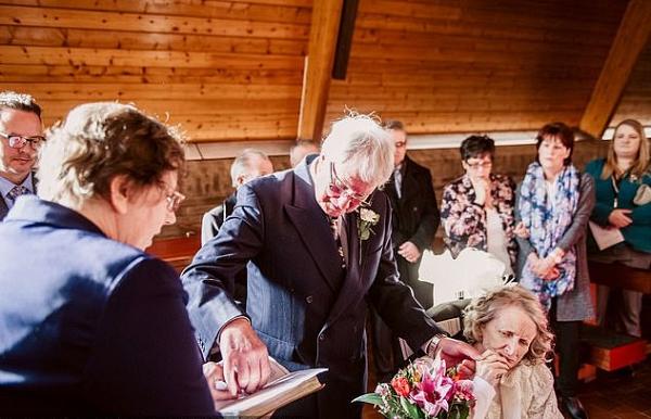 英國伯伯向老伴求婚43年　74歲終成眷屬抱得美人歸