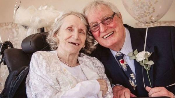 英國伯伯向老伴求婚43年　74歲終成眷屬抱得美人歸