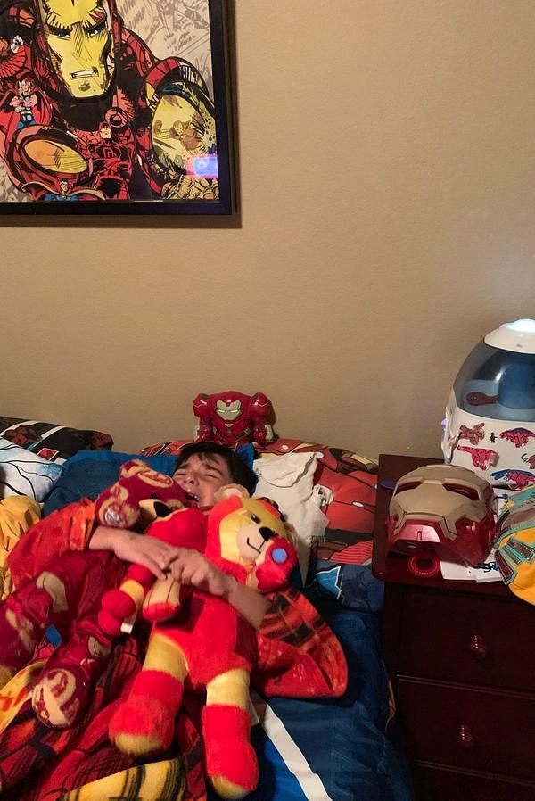 【復仇者聯盟4】IronMan死訊感痛心　6歲男孩攬鐵甲奇俠公仔痛哭：想他回來！
