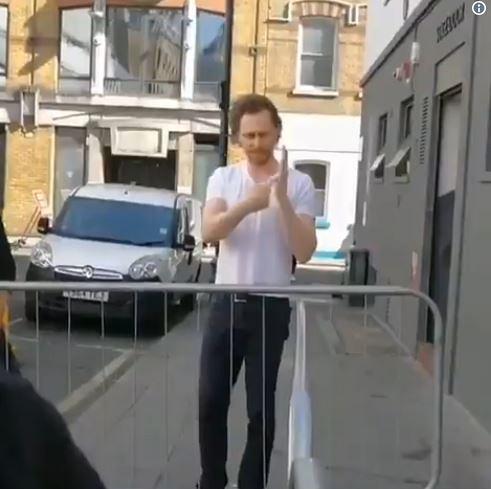 發現影迷只等男神一面但不能說話　Tom Hiddleston即以手語感激舉動超窩心
