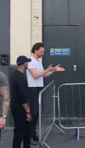 發現影迷只等男神一面但不能說話　Tom Hiddleston即以手語感激舉動超窩心