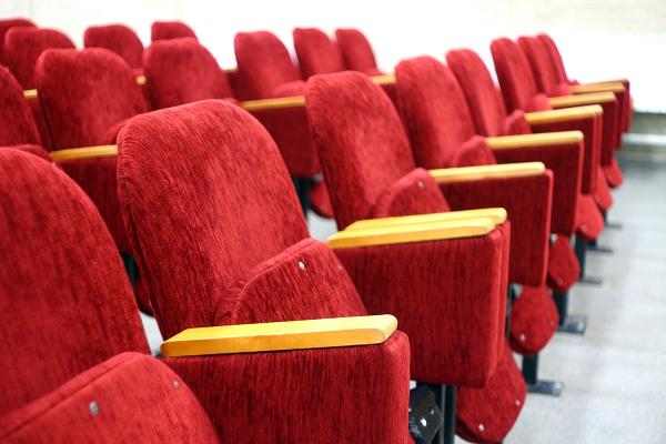 自備凳到戲院堅持買輪椅座位遭職員拒絕　行動方便顧客企硬：唔賣就叫經理出嚟