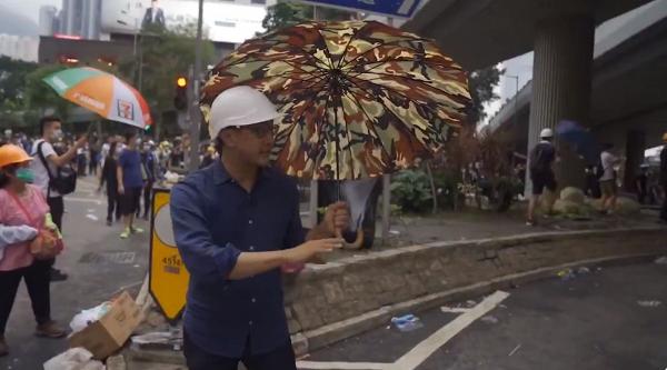 前線報導期間獲年青示威者贈雨傘、頭盔 美國CBS台記者讚揚年青示威者友善
