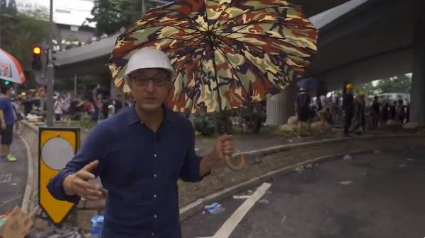 前線報導期間獲年青示威者贈雨傘、頭盔 美國CBS台記者讚揚年青示威者友善