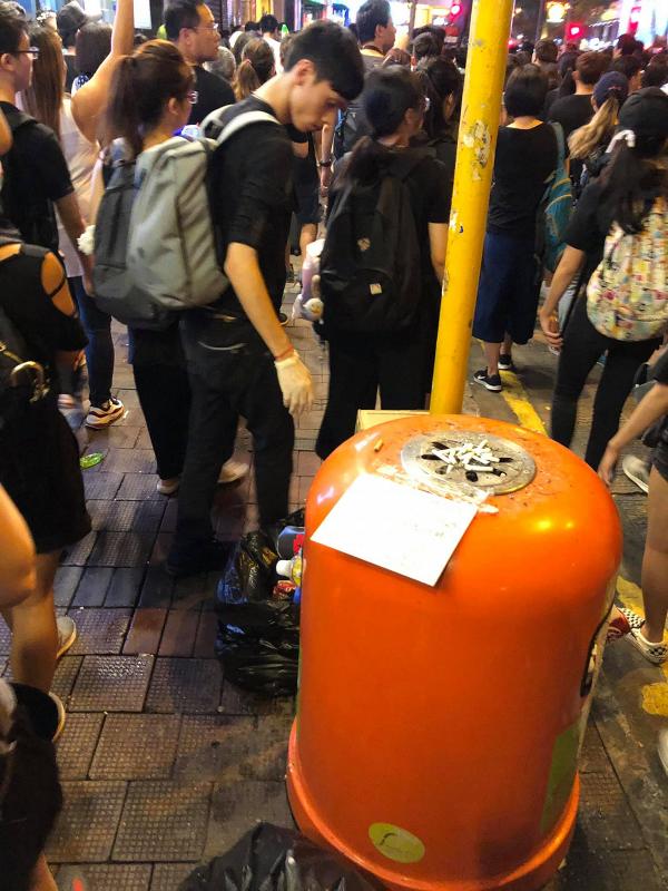 【逃犯條例】市民自發執垃圾遊行過後街頭好清潔　網民大讚：香港人好高質！
