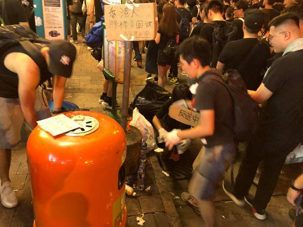 【逃犯條例】市民自發執垃圾遊行過後街頭好清潔　網民大讚：香港人好高質！