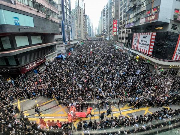 遊行中保持秩序、人潮中為救護車讓路 外國媒體：香港人值得諾貝爾和平獎