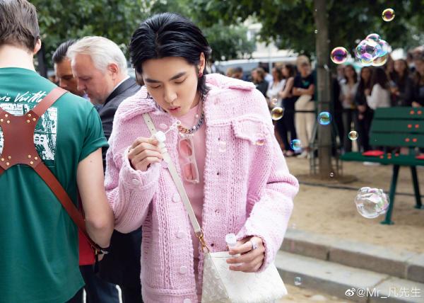 吳亦凡粉紅裝束被指似大媽買餸 網民神改圖變街市背景：毫無違和感