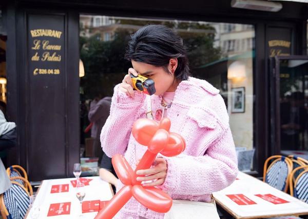 吳亦凡粉紅裝束被指似大媽買餸 網民神改圖變街市背景：毫無違和感