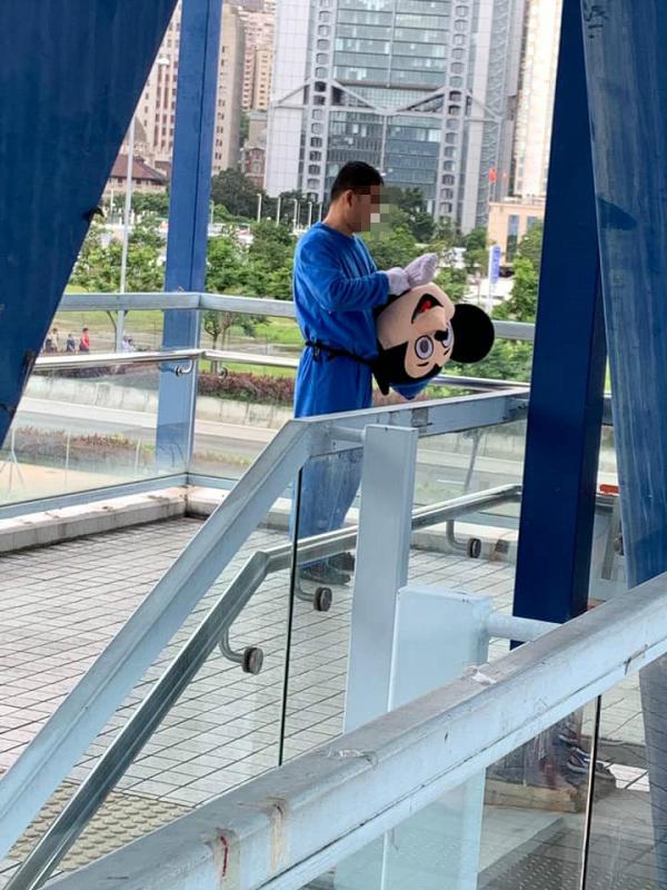 男子中環扮「山寨米奇」見到有人拍照即收錢　日本遊客中伏嘆：香港原來變到咁