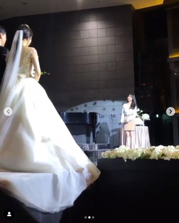 即日往返首爾釜山為兌現一年前承諾 IU現身粉絲婚禮甜蜜獻唱祝賀歌