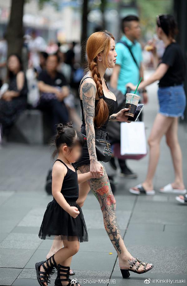 性感紋身媽媽拖囡囡行街被斥教壞人！紋身師高EQ回應網友以貌取人的冷嘲熱諷