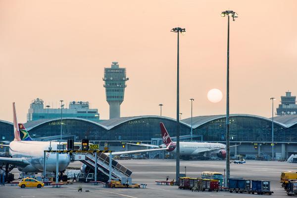 機場逾160航班取消 主要涉及國泰港航 　機管局呼籲旅客要先確認航班才出發