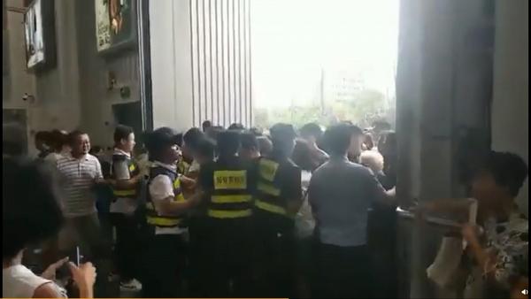 民眾逼爆上海Costco搶購豬肉烤雞奶粉　超市首間中國門市開幕半日即暫停營業