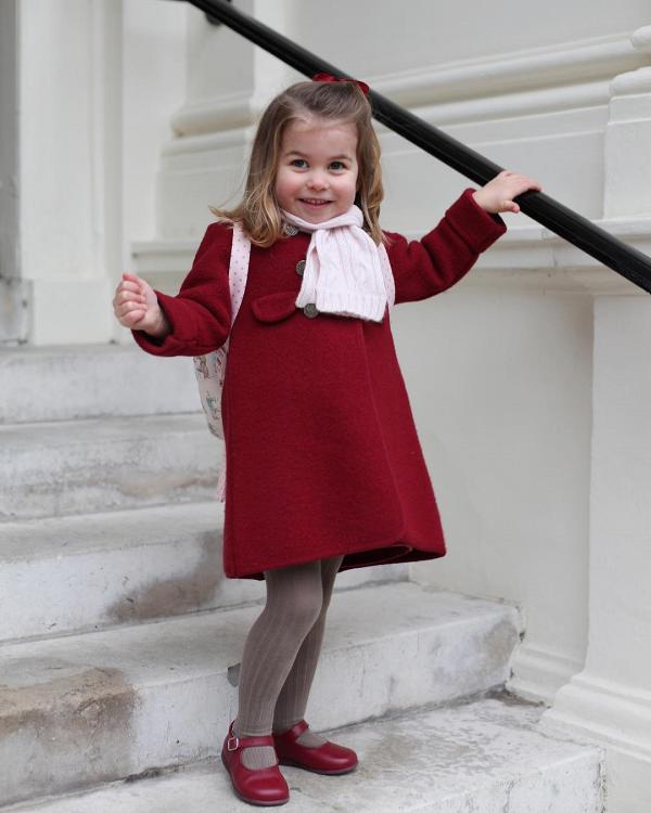 英國夏洛特公主緊張拖實凱特去開學！小公主校服Look超可愛