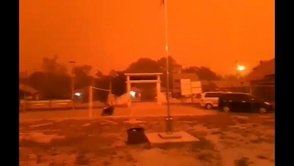 印尼森林大火持續驚現血紅天空！濃濃霧霾籠罩如世界末日 當地進入緊急狀態