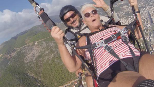 首次玩滑翔傘遇主繩斷裂　恐怖過程曝光70歲老婦竟冷靜面對獲網民大讚幽默