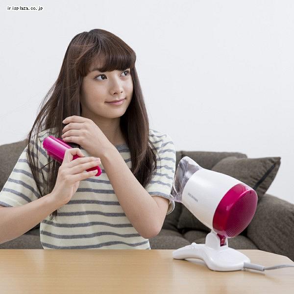 懶人恩物！日本新出座枱式風筒 一邊吹頭一邊玩電話無難度