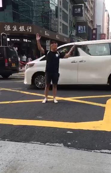 王喜現身旺角街頭幫手指揮交通　引群眾圍觀大讚好型