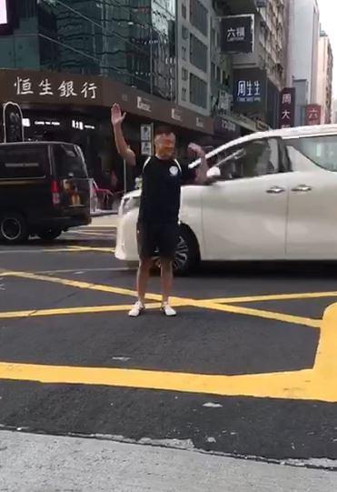 王喜現身旺角街頭幫手指揮交通　引群眾圍觀大讚好型