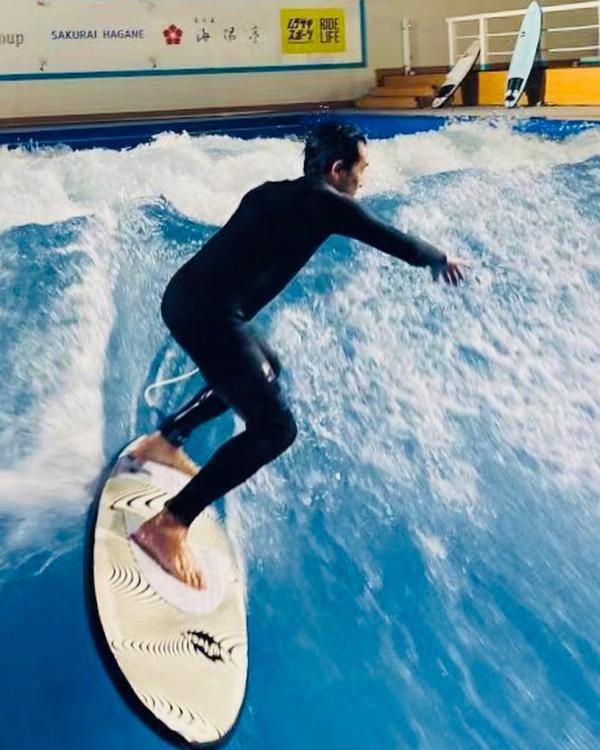 57歲梁朝偉仍熱愛嘗試新事物 挑戰滑浪成功上板型爆