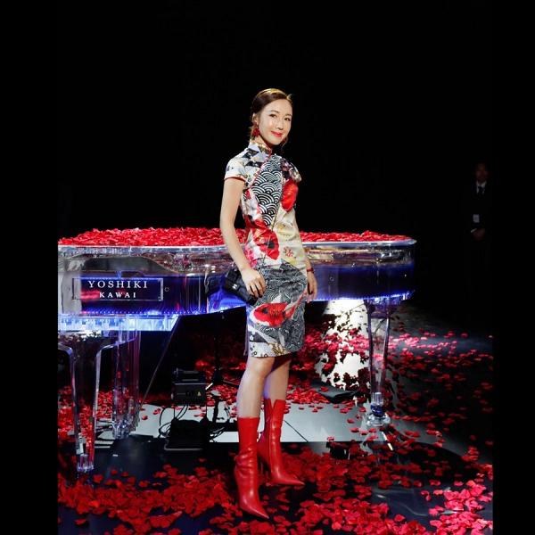 李施嬅獲日本殿堂級藝人YOSHIKI邀請　以Coco旗袍造型出席東京時裝展
