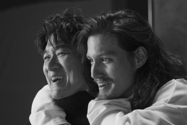 周華健與囝囝首次合作拍攝父子寫真集　29歲混血兒獲讚有型網民笑言似兩兄弟
